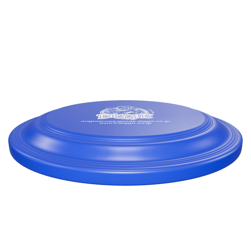 FLY9 ロイヤルブルー・支給イラスト付きDIGGITロゴの3D参考モデル。公称直径9インチ（228.6mm）、高さ約25mmは商品掲載寸法を参考。中央のテンプレート印刷範囲に白い元デザイン・WEB・メールを配置。裏面は無地。中央の盛り上がり・リブ・縁・内側のくぼみ・肉厚は商品写真と提供角度参考画像から推定して再現。印刷の色味・細線表現は参考用です。