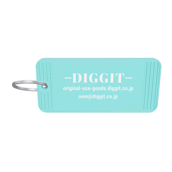 ホテルキーホルダー レクタングル70×32mm・両面の左右を凹溝へ修正したDIGGITロゴ入り参考3Dモデル。厚み・溝深さ・金具寸法・色・質感は参考再現