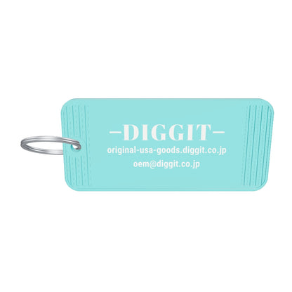 ホテルキーホルダー レクタングル70×32mm・両面の左右を凹溝へ修正したDIGGITロゴ入り参考3Dモデル。厚み・溝深さ・金具寸法・色・質感は参考再現
