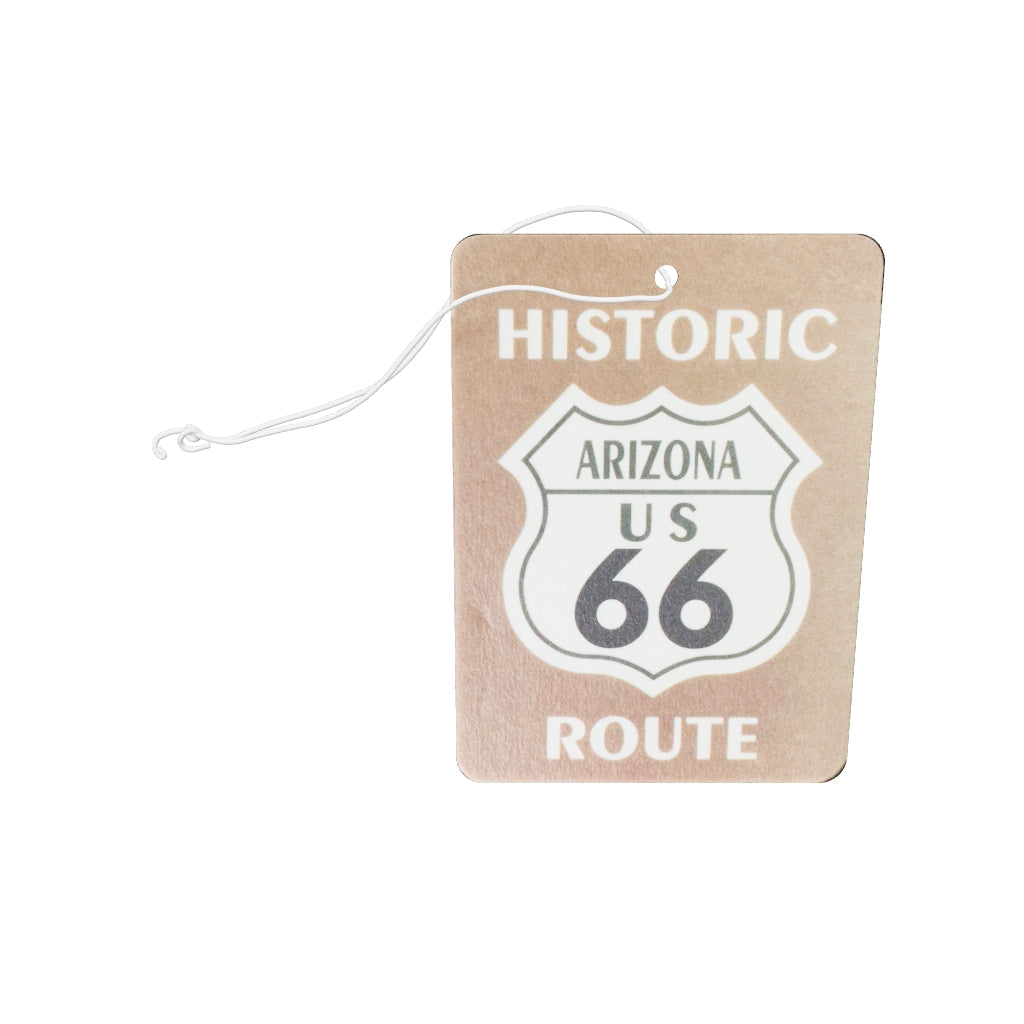Route 66デザインのペーパーエアフレッシュナー3D・AR参考モデル。両面に同じデザインを、各面から文字が正しく読める向きで表示。本体の長辺100mm（ひもを除く）。幅約72.4mmは写真比率からの参考推定、厚さ1mm・ひも形状は推定。