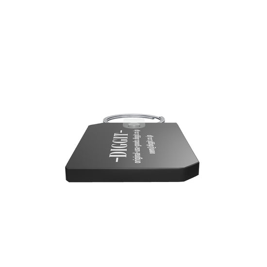 Quikey 6379 ブラックの3D/AR参考モデル。本体（留具を除く）の公称寸法34.925×50.8mm、掲載厚さ3.81mm。現行公式カタログ・同品番テンプレート外形と写真を参考に再現。穴・留具・縁・色味の細部は推定です。 支給水平DIGGITロゴ・WEB・メールを表面に追加（連絡先8pt、URL一行、裏面無地）。文字輪郭のみで背景画像なし。 ロゴは縦方向に回転配置。