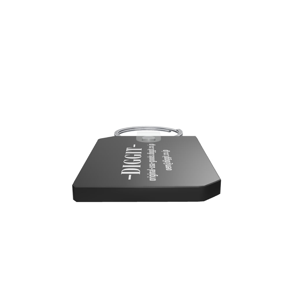 Quikey 6379 ブラックの3D/AR参考モデル。本体（留具を除く）の公称寸法34.925×50.8mm、掲載厚さ3.81mm。現行公式カタログ・同品番テンプレート外形と写真を参考に再現。穴・留具・縁・色味の細部は推定です。 支給水平DIGGITロゴ・WEB・メールを表面に追加（連絡先8pt、URL一行、裏面無地）。文字輪郭のみで背景画像なし。 ロゴは縦方向に回転配置。
