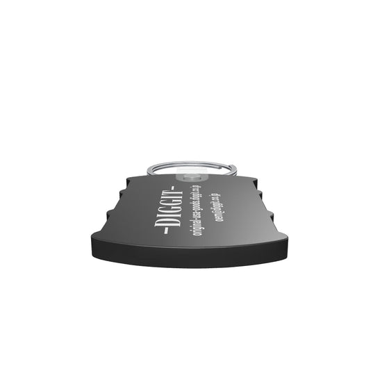 Quikey 6305 ブラックの3D/AR参考モデル。本体（留具を除く）の公称寸法34.925×53.975mm、掲載厚さ3.81mm。現行公式カタログ・同品番テンプレート外形と写真を参考に再現。穴・留具・縁・色味の細部は推定です。 支給水平DIGGITロゴ・WEB・メールを表面に90度回転して追加（連絡先8pt、URL一行、裏面無地）。文字輪郭のみで背景画像なし。