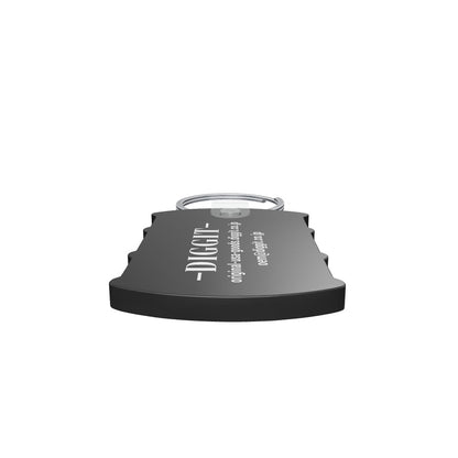 Quikey 6305 ブラックの3D/AR参考モデル。本体（留具を除く）の公称寸法34.925×53.975mm、掲載厚さ3.81mm。現行公式カタログ・同品番テンプレート外形と写真を参考に再現。穴・留具・縁・色味の細部は推定です。 支給水平DIGGITロゴ・WEB・メールを表面に90度回転して追加（連絡先8pt、URL一行、裏面無地）。文字輪郭のみで背景画像なし。