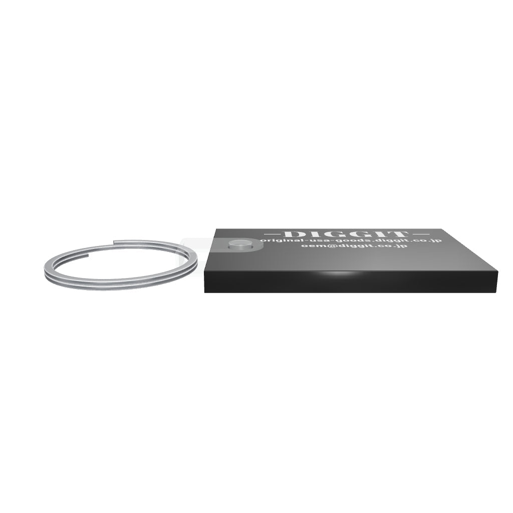 Quikey 6309 ブラックの3D/AR参考モデル。本体（留具を除く）の公称寸法は47.625×31.75mm、掲載厚さ3.81mm。公式テンプレートの外形と同品番写真を参考に再現。タブ・穴・留具・縁・色味の細部は推定です。 支給水平DIGGITロゴ・WEB・メールを表面に追加（連絡先8pt、URL一行、裏面無地）。文字輪郭のみで背景画像なし。