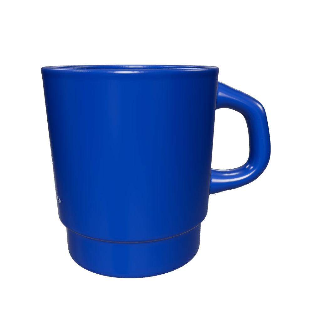 STACKING-MUG 支給イラスト付きDIGGITロゴの3D・AR参考モデル。本体直径82mm・高さ92mm。取っ手の反対面に白い元デザイン・WEB・メールを曲面に沿って配置。現行テンプレートの印刷範囲内に配置した参考デザインです。本体の縁・厚み・底部・取っ手等の細部、色味・反射・印刷の細線は参考用の推定・近似表現です。実測形状・製造位置・容量や積み重ね性能を保証するものではありません。